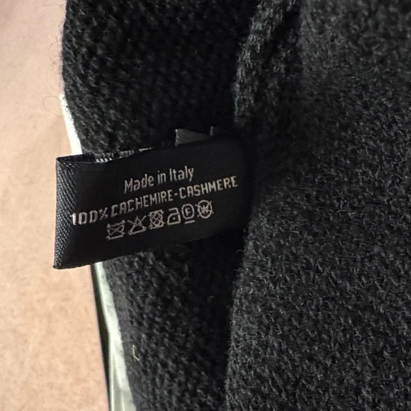 AUTHENTIC brand new CHANEL BLACK cashmere beanie with white CC - Picture 8 of 8